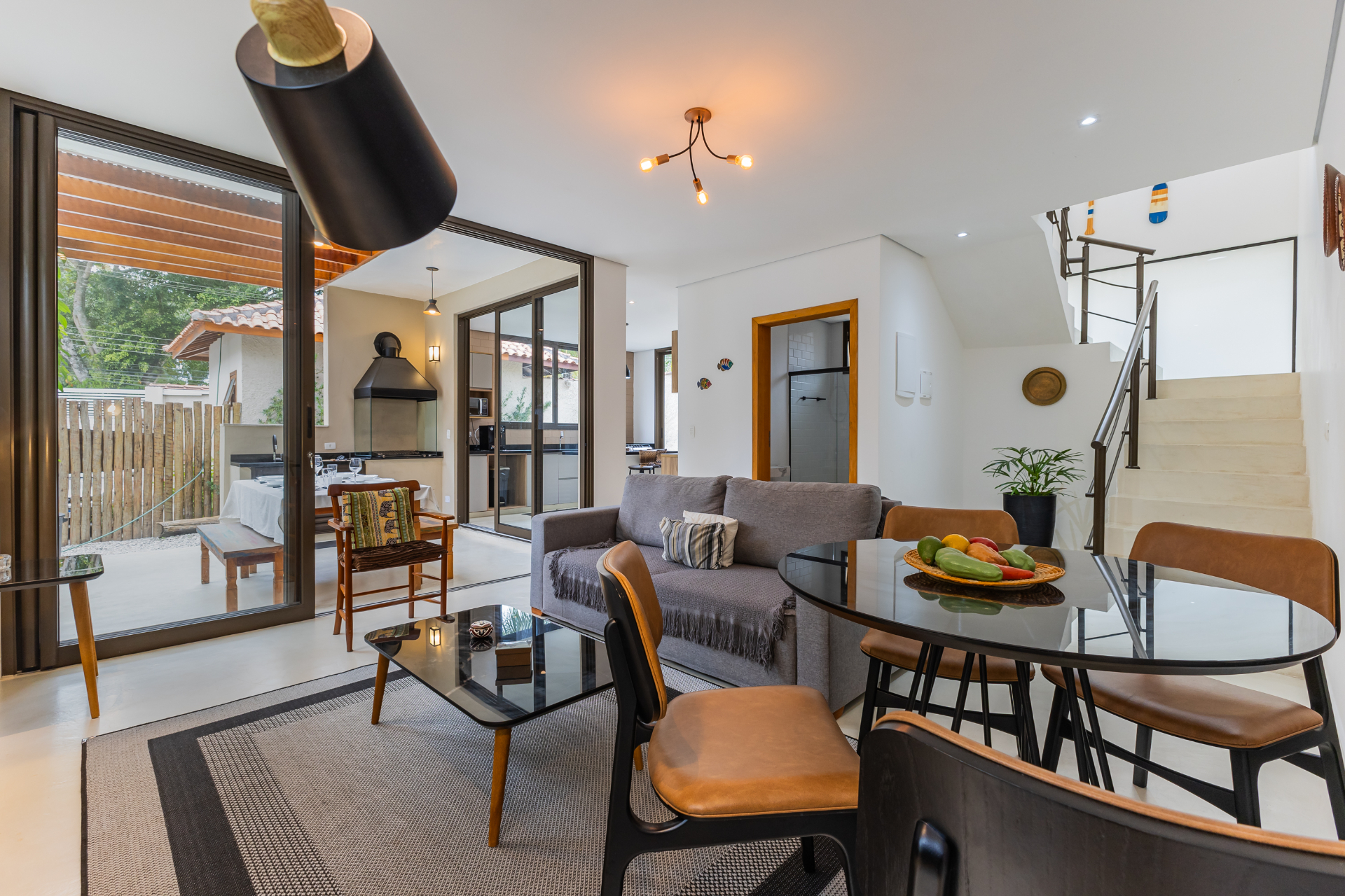 Sala de estar e jantar com integração total às áreas externas