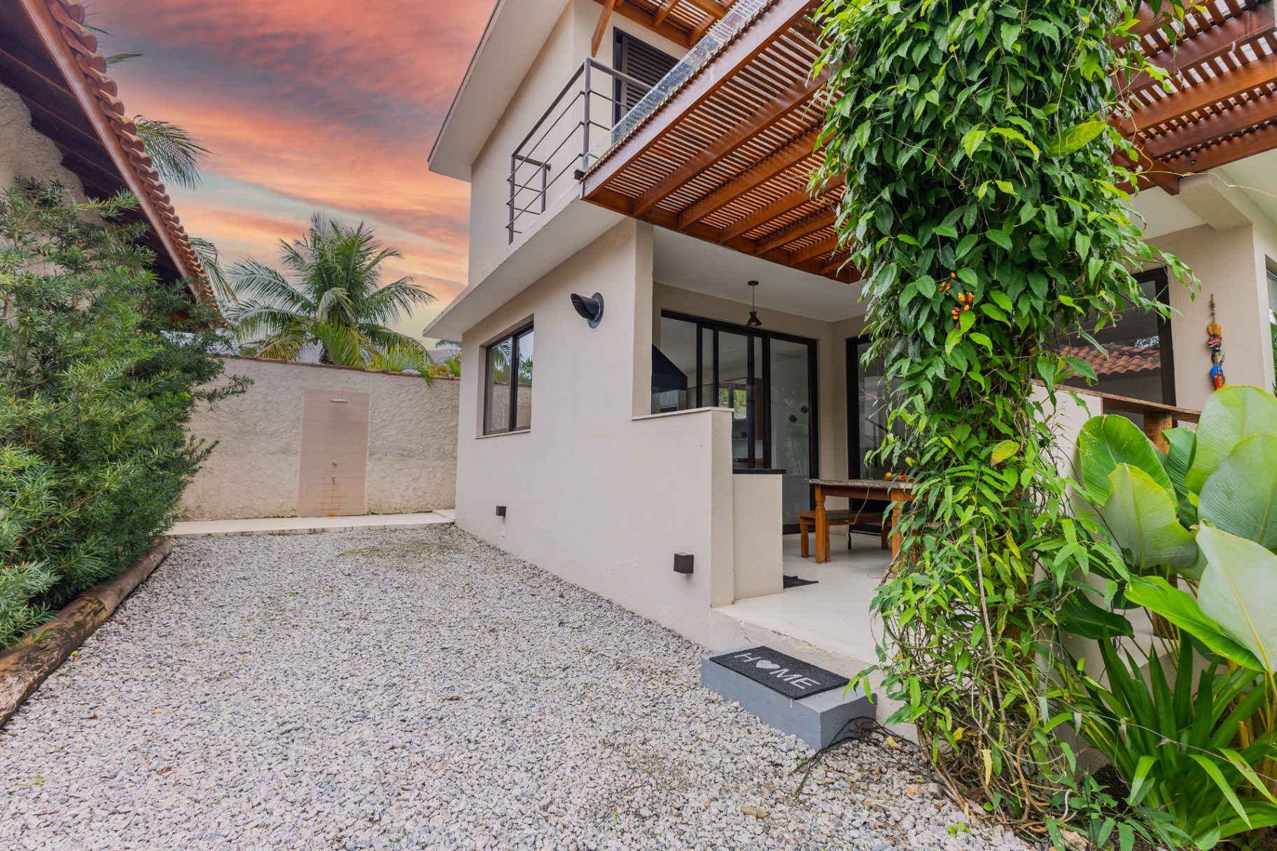 Fachada externa da Vila Paquetá ao entardecer