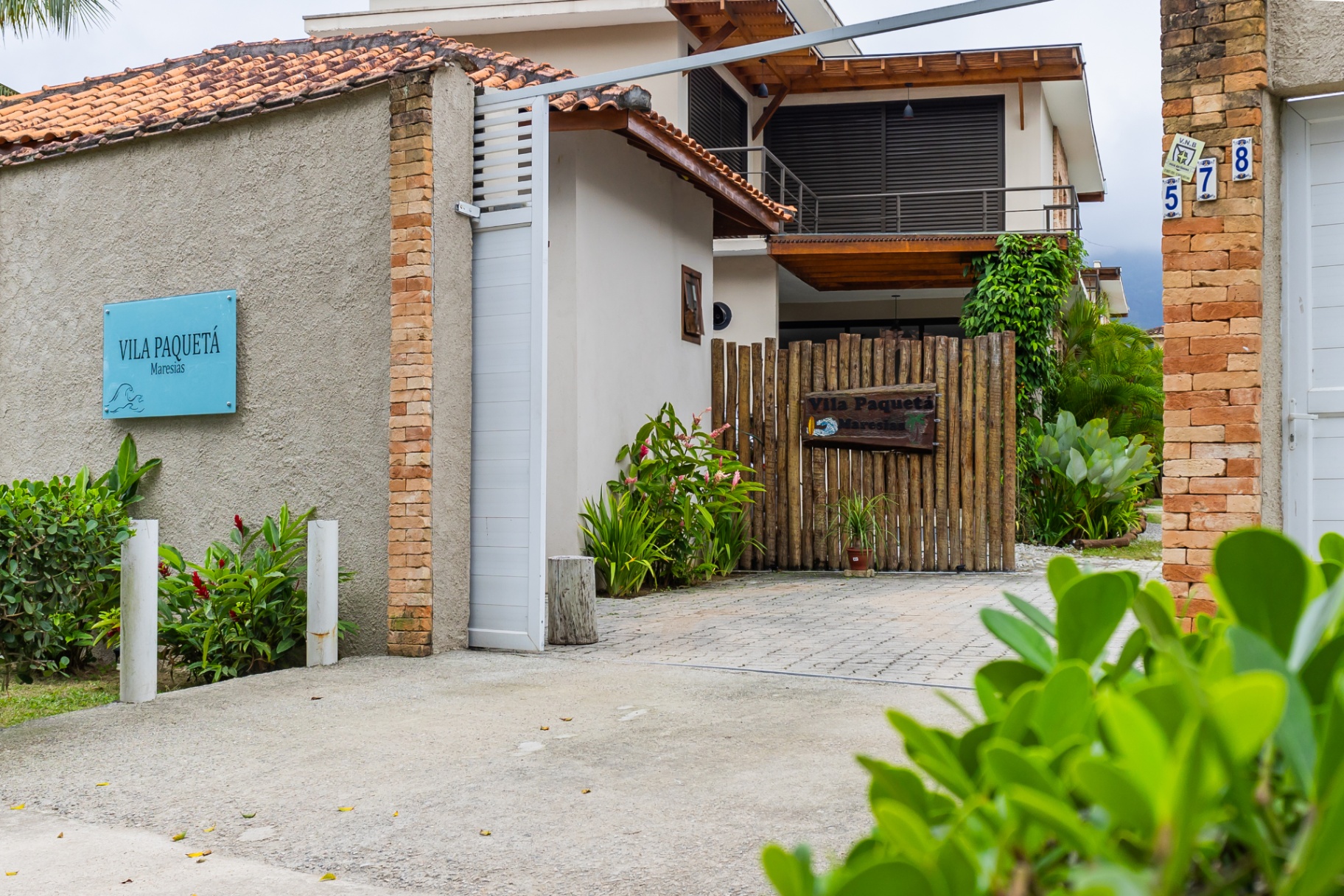Vila Paquetá — entrada principal em Maresias