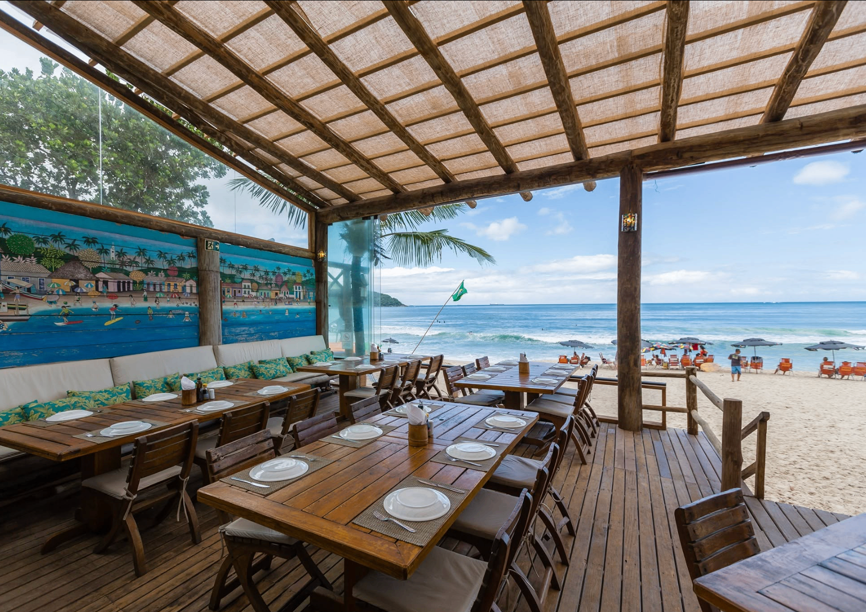 Restaurante pé na areia em Maresias ao entardecer